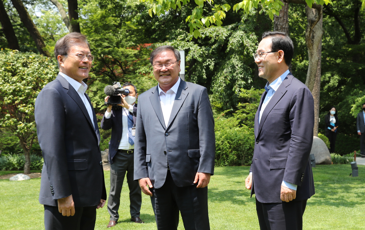 President Moon Jae-in, Democratic Party floor leader Rep. Kim Tae-nyeon and United Future Party floor leader Rep. Joo Ho-young meet at Cheong Wa Dae on Thursday. Yonhap