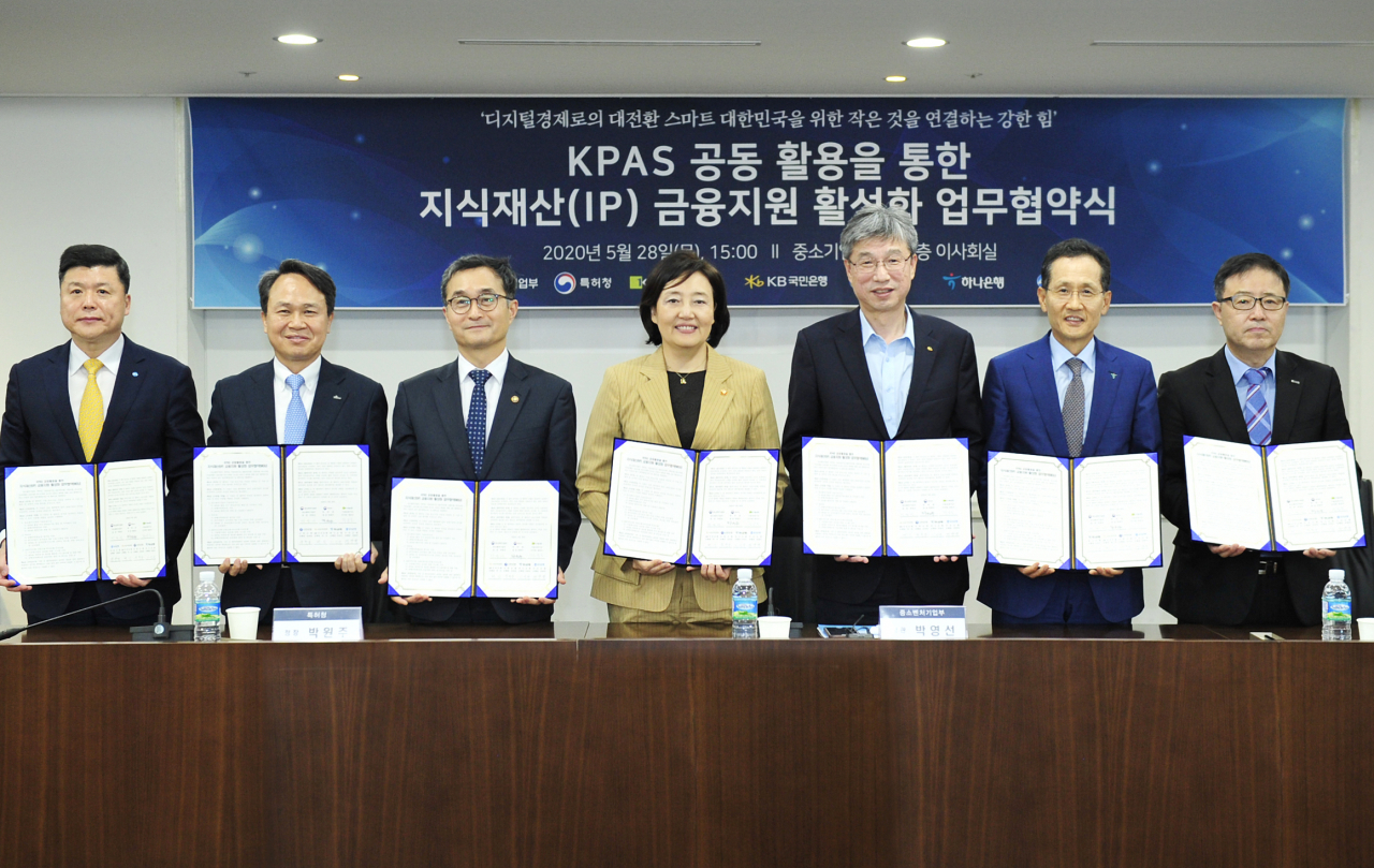 (왼쪽부터)권광석 우리은행장, 진옥동 신한은행장, 박원주 특허청장, 박영선 중소벤처기업부 장관, 허인 KB국민은행장, 지성규 KEB하나은행장, 정윤모 기술보증기금 이사장이 28일 여의도에서 진행된 IP금융지원 활성화 업무협약식에서 포즈를 취하고 있다.