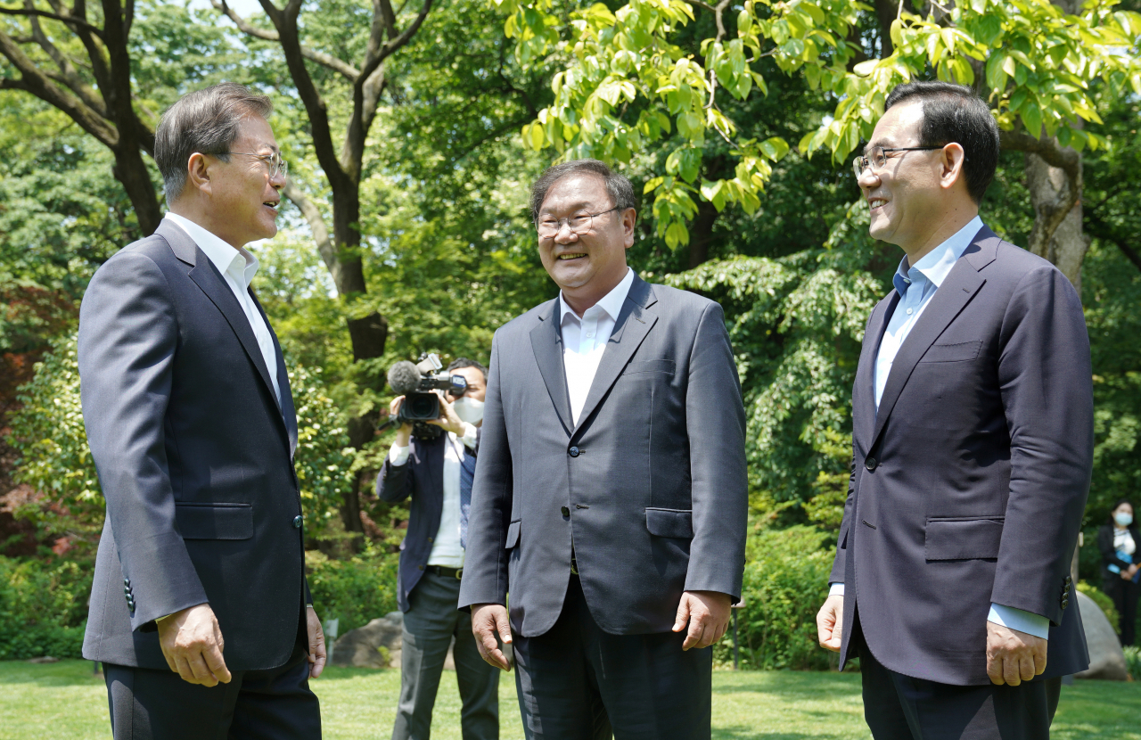 문재인 대통령이 28일 오후 청와대 상춘재에서 여야 원내대표 오찬 회동에 앞서 더불어민주당 김태년 원내대표(가운데), 미래통합당 주호영 원내대표와 대화하고 있다. [연합]