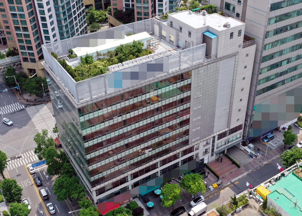 경기도 부천 쿠팡 물류센터와 연관된 신종 코로나바이러스 감염증(코로나19) 확진자가 속출한 28일 오후 경기도 부천시 한 콜센터 업체 건물에 적막감이 흐르고 있다. 이 콜센터 한 근무자는 부천 쿠팡 물류센터에서 아르바이트한 뒤 코로나19에 감염됐다. [연합]