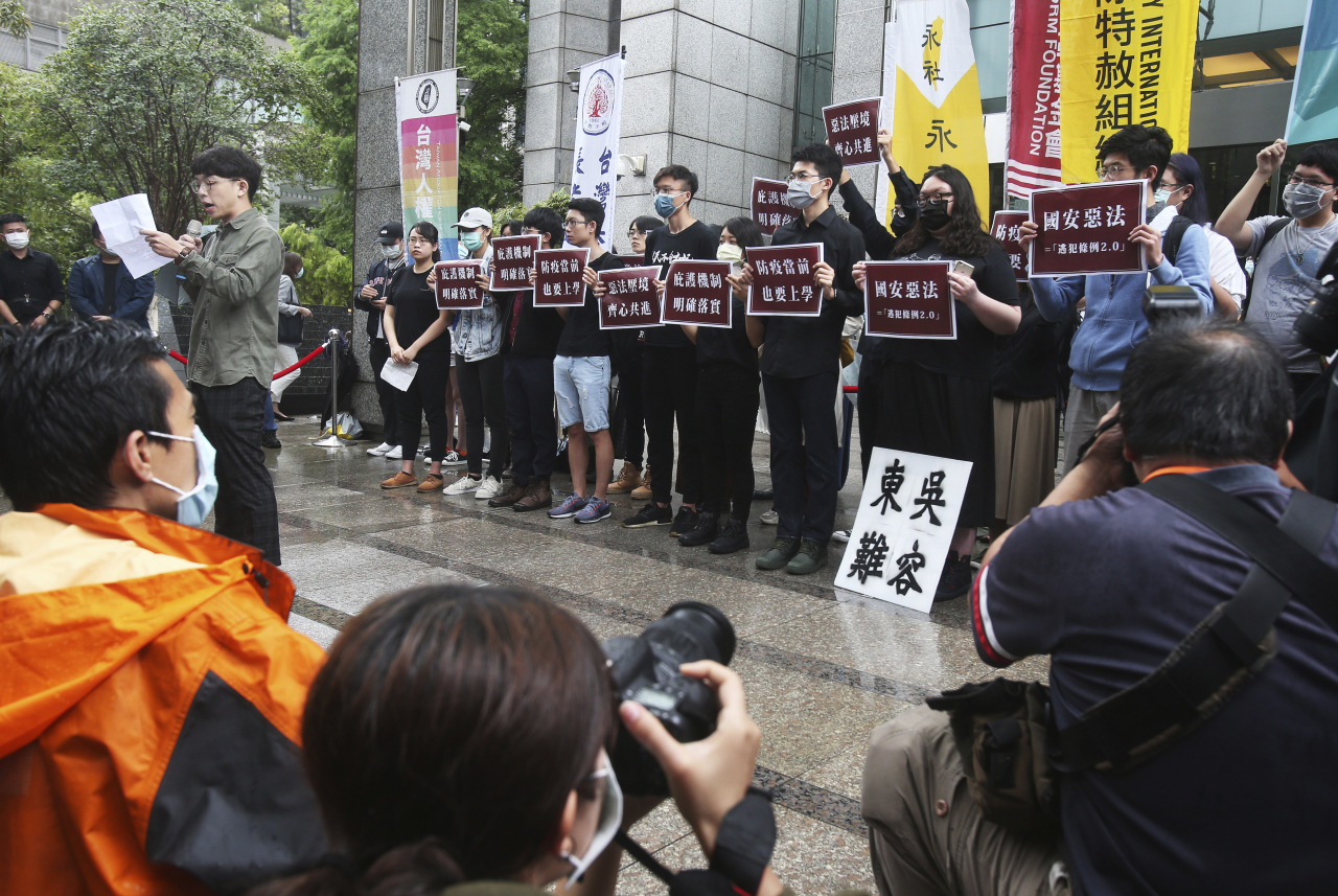 중국 전국인민대표대회(전인대)가 ‘홍콩 국가보안법(홍콩보안법)’ 초안을 통과 시키면서 벌써부터 홍콩 내 민주화 운동과 시위 활동에 ‘탄압 도구’ 활용될 우려가 높아지고 있다. 사진은 이날 대만 타이베이에서 열린 홍콩보안법 반대 시위에서 홍콩 학생들과 대만 지지자들이 손팻말을 들고 있는 모습. [AP]