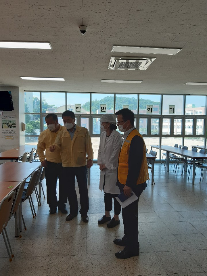 김기영 교육청소년국장이 학교 현장점검에 나섰다. [성남시 제공]