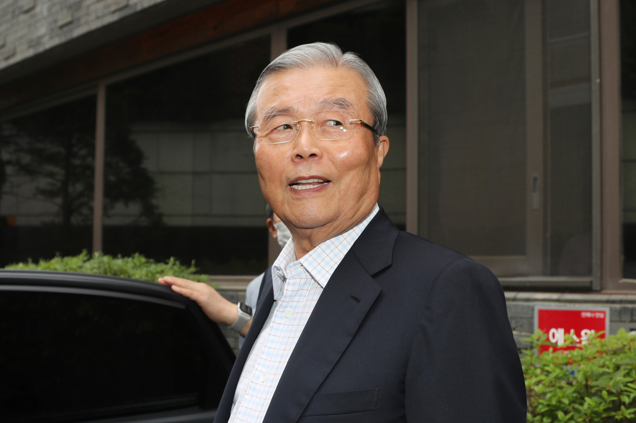김종인 미래통합당 비상대책위원장 내정자가 28일 오전 서울 종로구의 자택에서 출근하고 있다. [연합]