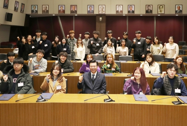 지난 1월 용산구청 중회의실에서 열린 겨울방학 대학생 아르바이트 오리엔테이션에서 성장현 구청장이 합격자들과 함께 포즈를 취하고 있는 모습. [용산구 제공]