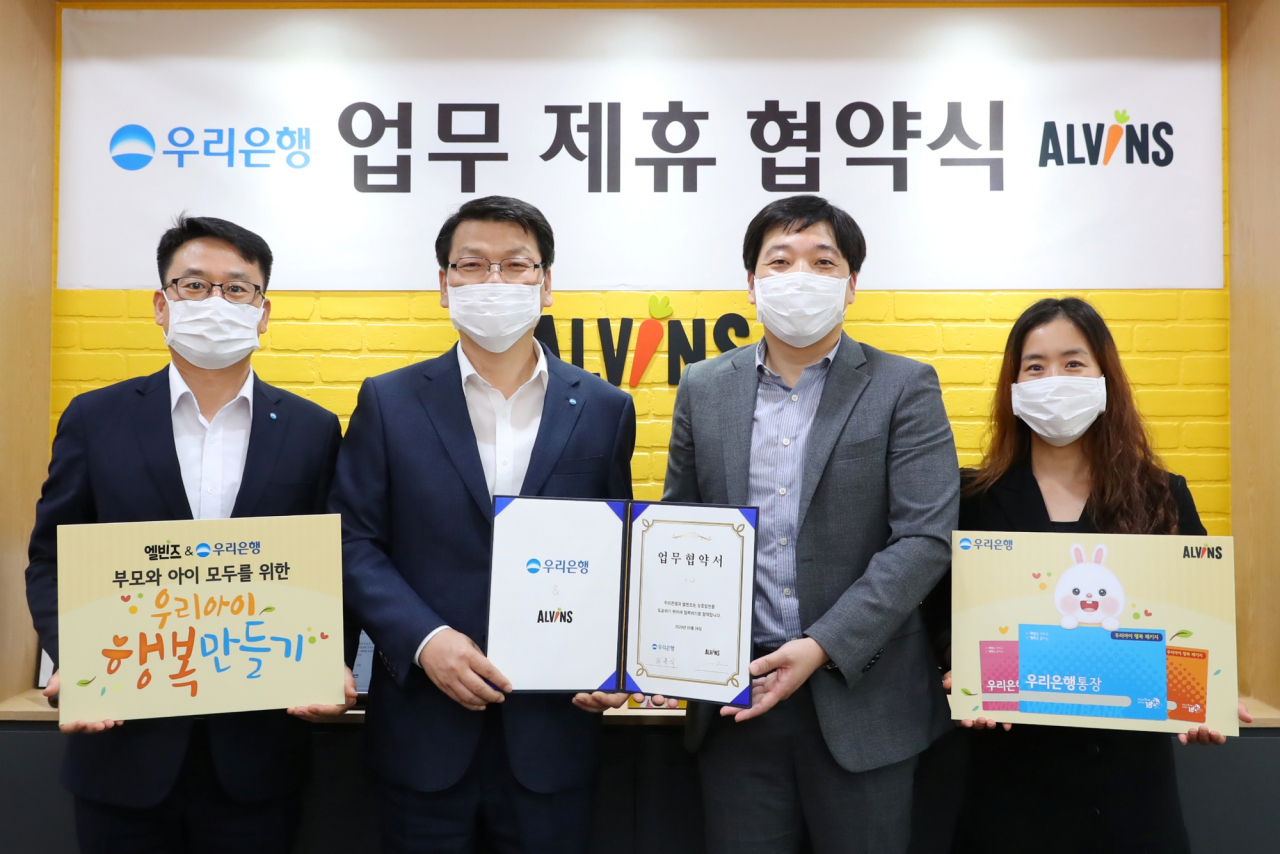 지난 28일 최홍식(왼쪽 두번째) 우리은행 개인그룹장과 김태현(왼쪽 세번째) 헬스밸런스 총괄본부장이 업무협약에 서명한 뒤 기념촬영을 하고 있다. [우리은행 제공]