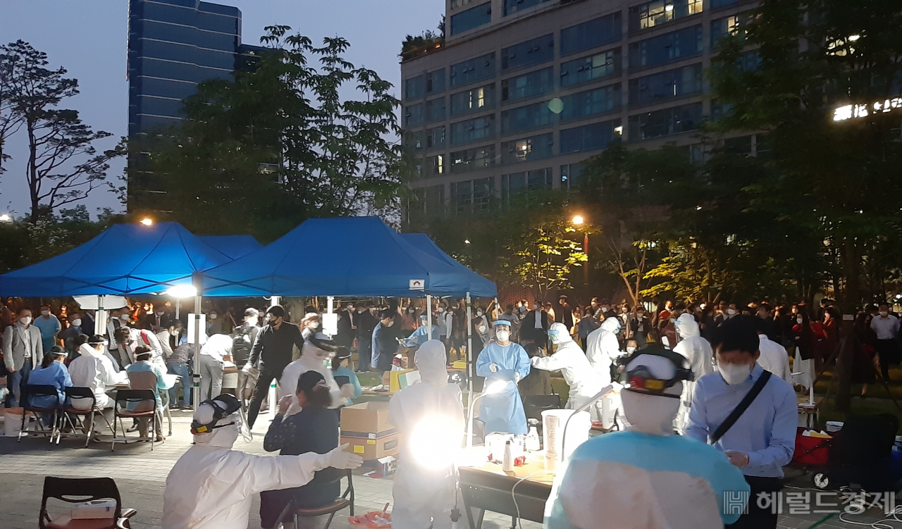 28일 중구 서소문공원 야외에 설치된 임시 선별진료소에서 오후 늦은 시간까지 검체 검사가 이어지고 있다. [중구]