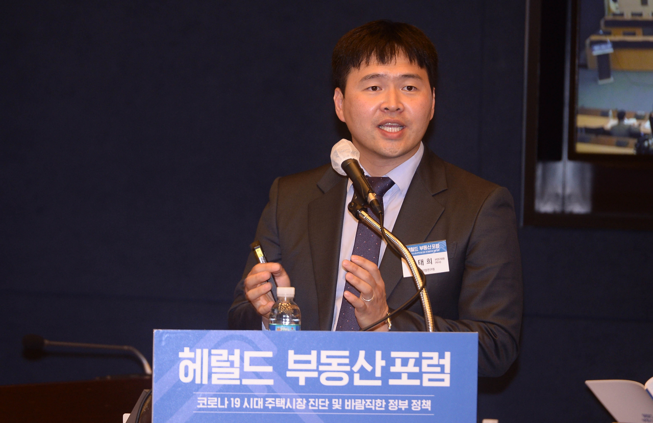 지난 28일 오후 서울 중구 대한상공회의소 의원회의실에서 열린 ‘헤럴드 부동산포럼 2020’ 주제발표에서 이태희 한국건설산업연구원 부연구위원이 “공공과 민간의 조화가 필요하다”고 역설하고 있다. [사진=이상섭 기자]