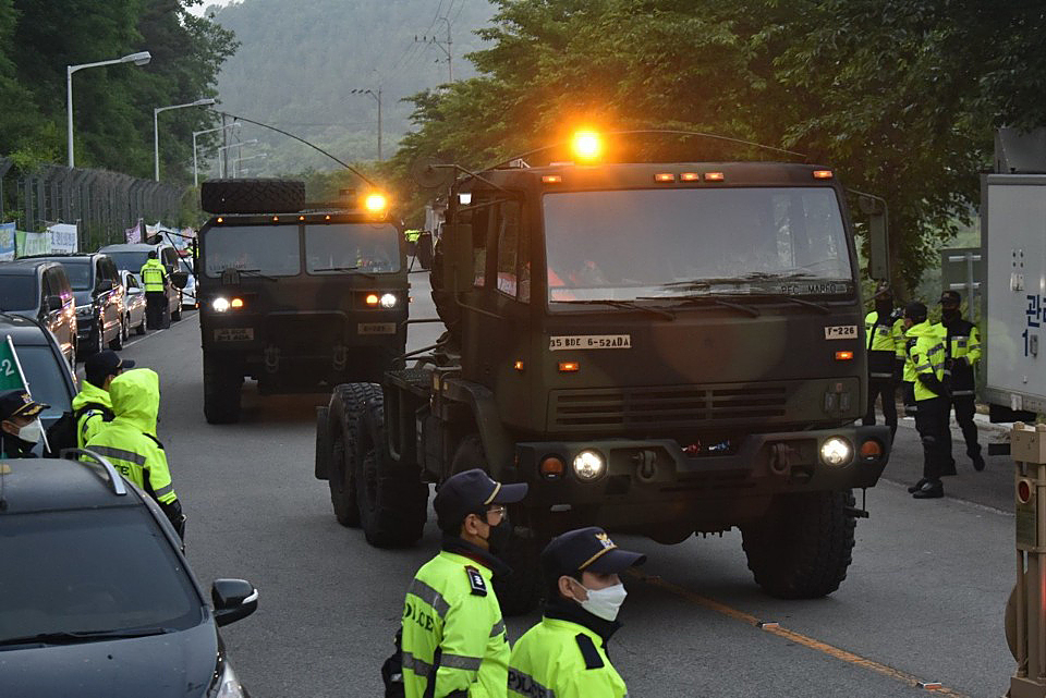 29일 오전 경북 성주 사드(THAAD·고고도미사일방어체계) 기지에 군 장비들이 들어가고 있다. 국방부와 주한미군은 앞서 노후장비 교체를 위한 육로 수송 작업을 진행한다고 밝혔다.[연합]