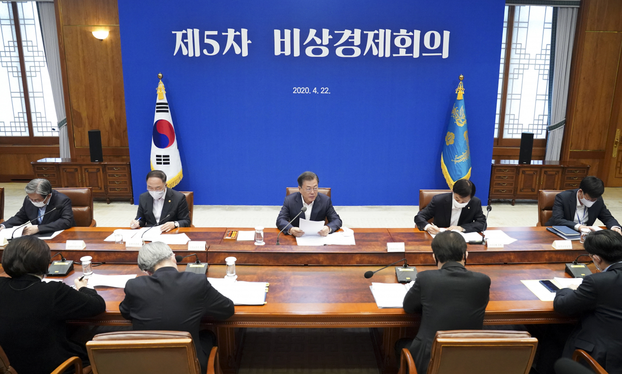 문재인 대통령이 22일 오전 청와대에서 제5차 비상경제회의를 주재하고 있다. [연합]