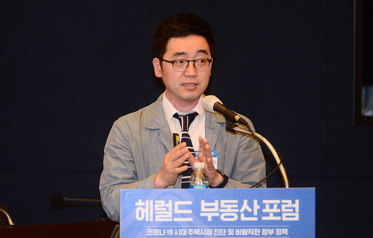 채상욱 하나금융투자 건설부동산 수석연구위원은 28일 오후 서울 중구 대한상공회의소 의원회의실에서 열린 ‘헤럴드 부동산포럼 2020’에서 “주택 규제 또한 가격 상승률, 매매량, 외지인 유입비중이 어느 정도 될 때 위험 수준인지 알고 시장이 자정작용을 할 수 있도록 해야 한다”고 말했다. / 이상섭 기자