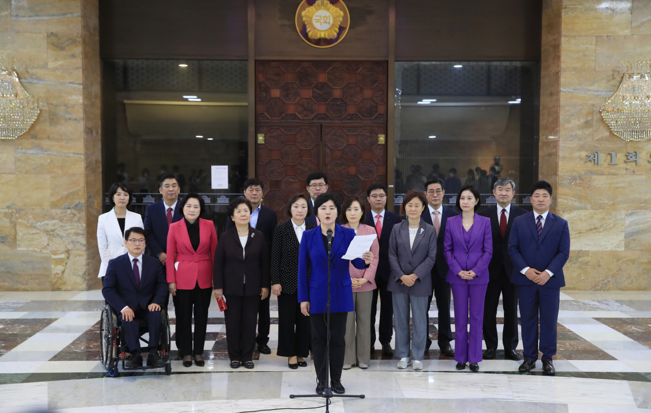 조수진 미래한국당 당선인이 29일 국회 로텐더홀에서 열린 미래한국당 비례대표 당선인 기자회견에서 발언하고 있다. [연합]