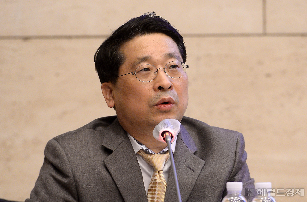 28일 오후 서울 중구 대한상공회의소 의원회의실에서 ‘코로나19 시대 주택시장 진단 및 바람직한 정부 정부 정책’의 주제로 열린 헤럴드 부동산 포럼에서 박원갑 KB국민은행 부동산 수석전문위원이 발언하고 있다. [이상섭 기자]