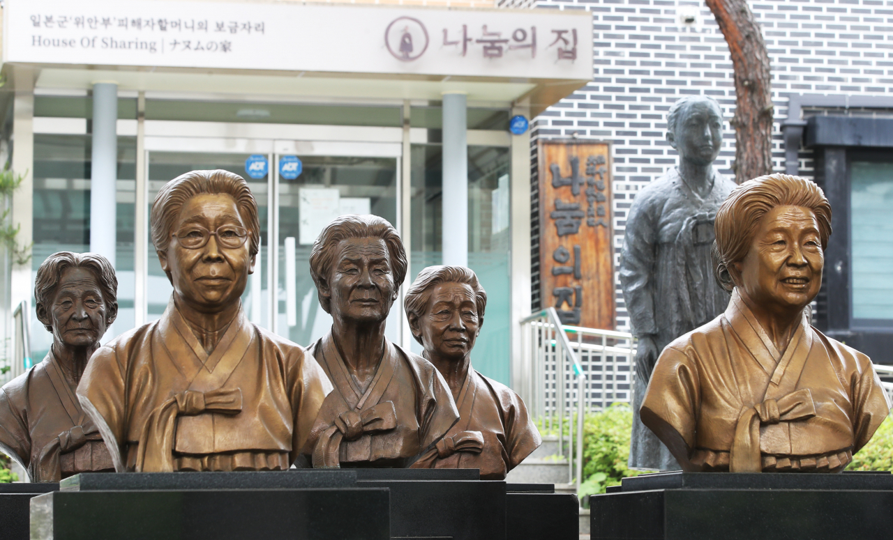 지난 25일 오전 일본군 ‘위안부’ 피해자 지원시설인 경기 광주 소재 대한불교조계종 사회복지법인 나눔의집 모습. 돌아가신 위안부 피해 할머니들의 흉상이 세워져 있다. [연합]
