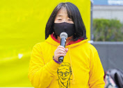 윤미향 정의기억연대 이사장이 지난 3월18일 오후 서울 종로구 옛 일본대사관 앞에서 열린 ‘1431차 일본군 성노예제 문제해결을 위한 정기수요시위’에서 발언하고 있다. [연합]