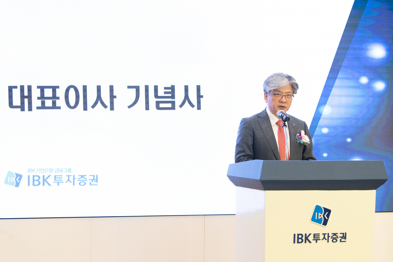 서병기 IBK투자증권 대표가 29일 창립 12주년을 맞아 기념사를 낭독하고 있다. IBK투자증권은 코로나19 확산 방지를 위한 사회적 거리두기에 따라 이날 사내 방송을 통해 기념사를 전달했다. [IBK투자증권 제공]