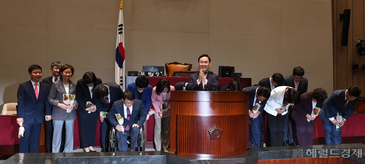 [헤럴드경제=이상섭 기자] 미래통합당 주호영 원내대표가 29일 오전 서울 여의도 국회 본관 예결위회의장에서 열린 제3차 당선자총회에서 인사 올리는 미래한국당 당선인들을 박수치며 환영하고 있다. babtong@heraldcorp.com