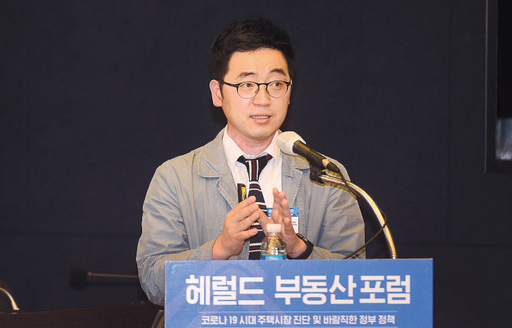 채상욱 하나금융투자 건설부동산 수석연구위원은 28일 오후 서울 중구 대한상공회의소 의원회의실에서 열린 ‘헤럴드 부동산포럼 2020’에서 “주택 규제 또한 가격 상승률, 매매량, 외지인 유입비중이 어느 정도 될 때 위험 수준인지 알고 시장이 자정작용을 할 수 있도록 해야 한다”고 말했다. 이상섭 기자