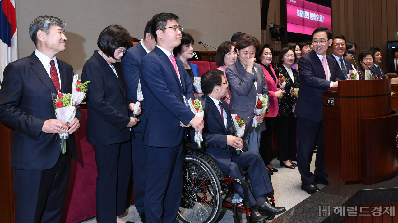 [헤럴드경제=이상섭 기자] 미래통합당 주호영 원내대표가 29일 오전 서울 여의도 국회 본관 예결위회의장에서 열린 제3차 당선자총회에서 인사 올리는 미래한국당 당선인들을 박수치며 환영하고 있다. babtong@heraldcorp.com