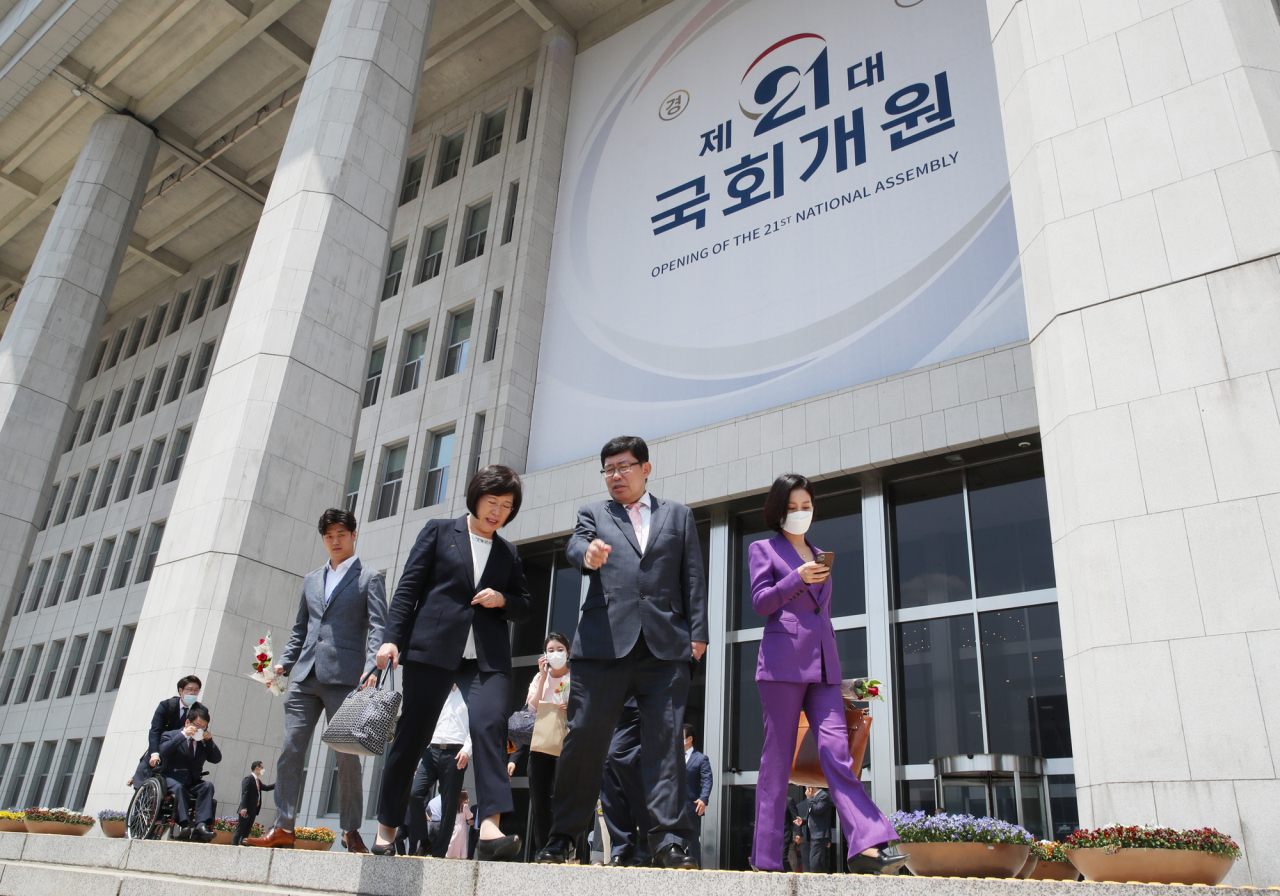 제21대 국회 개원을 하루 앞둔 29일 윤창현 미래통합당 비례대표 국회의원 당선인 등이 국회 예결위 회의장에서 열린 '미래통합당 당선자 총회'를 마친 뒤 본청을 나서고 있다. [연합]