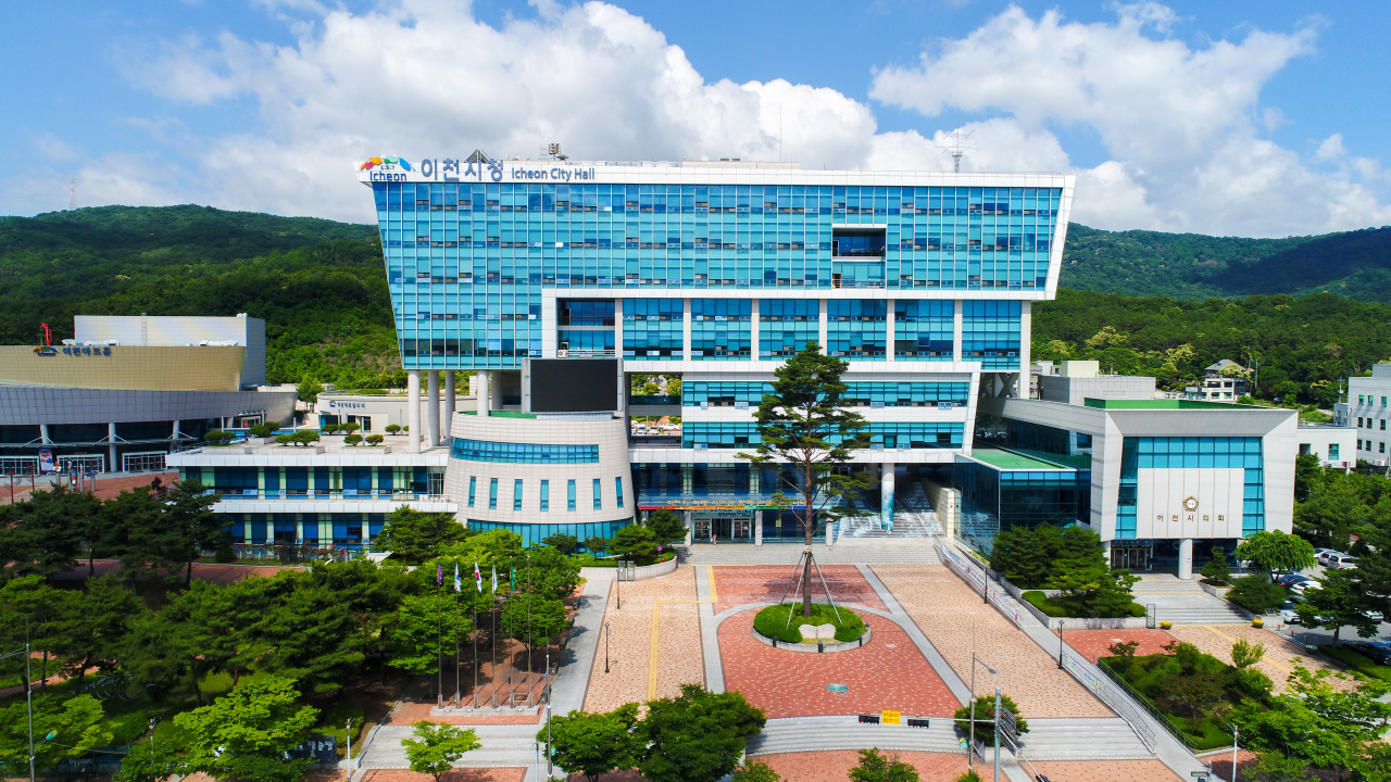 이천시청 전경.