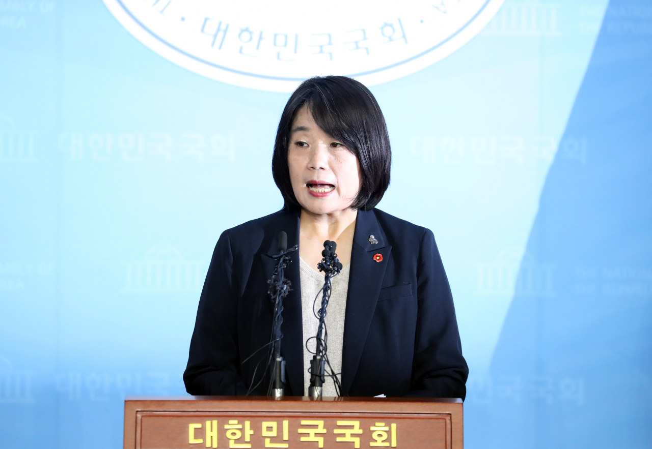 윤미향 더불어민주당 당선인이 29일 오후 서울 여의도 국회 소통관에서 정의기억연대(정의연) 활동 기간에 불거진 부정 의혹 등에 대한 해명 기자회견을 하고 있다. [연합]