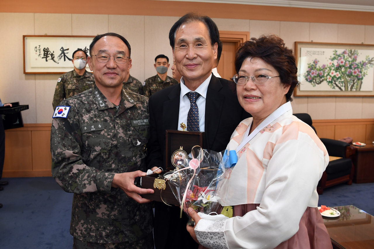 부석종 해군참모총장이 8년 간의 해군 안보교육교관 임무를 마친 석해균 선장과 부인에게 감사장과 기념품을 전달하고 있다.[사진=해군]