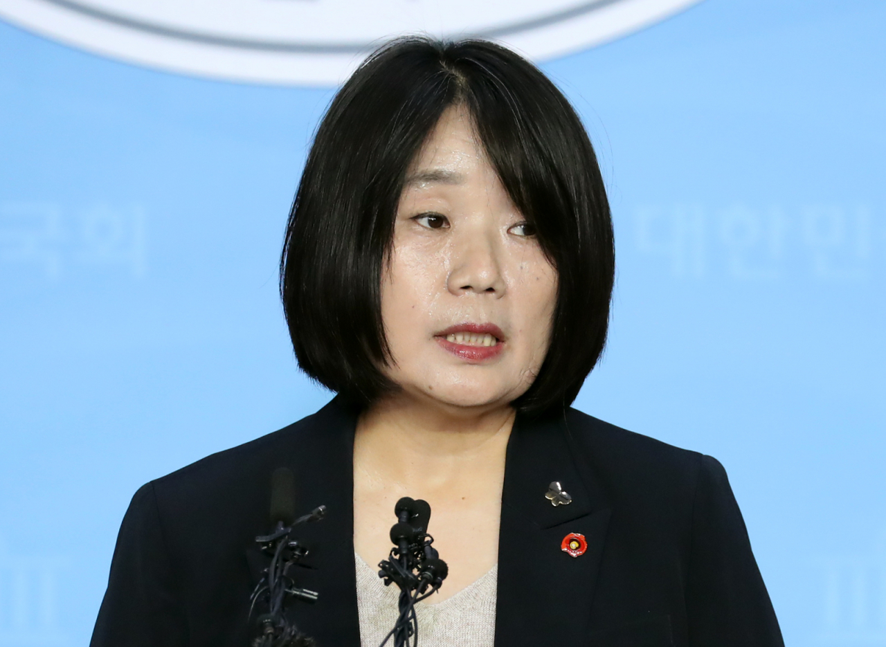 윤미향 더불어민주당 당선인이 29일 오후 국회 소통관에서 기자회견을 하고 정의기억연대 활동 당시 회계부정 등 각종 의혹에 대한 입장을 밝히고 있다. [연합]