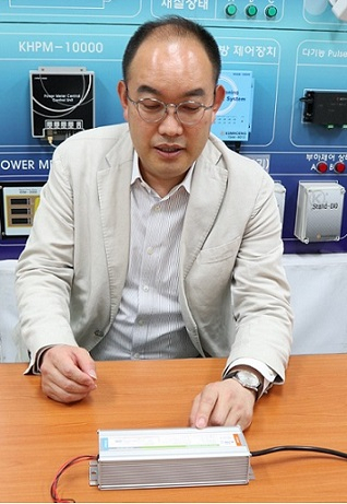 금호이앤지 이임식 대표가 경기 광명시 본사에서 최근 개발한 ‘초고효율 LED 컨버터’에 대해 설명하고 있다. [금호이앤지 제공]