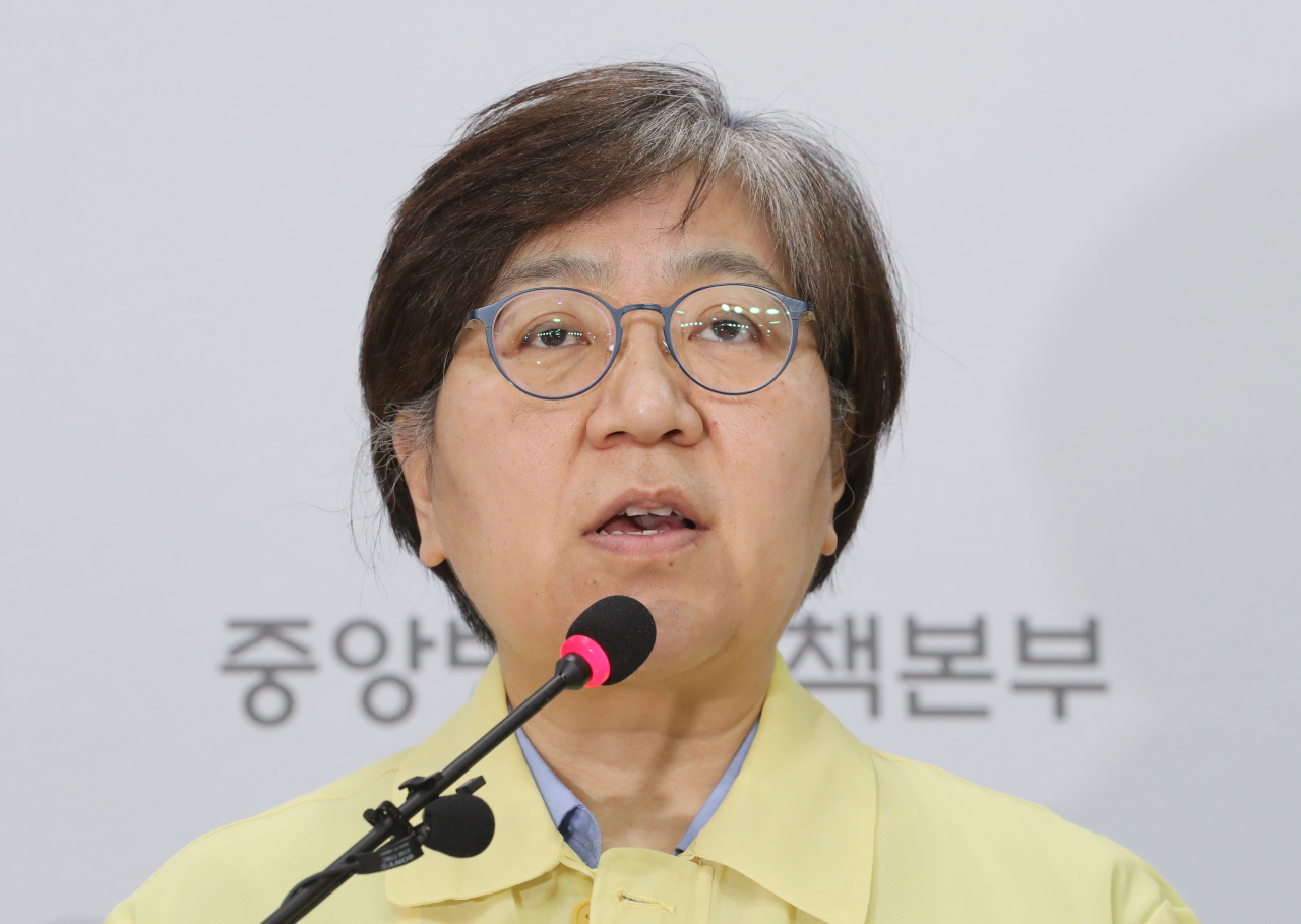 정은경 중앙방역대책본부장(질병관리본부장)이 29일 오후 충북 청주시 질병관리본부에서 코로나19 국내 발생 현황 및 확진 환자 중간조사 결과 등 정례브리핑을 하고 있다. 연합뉴스