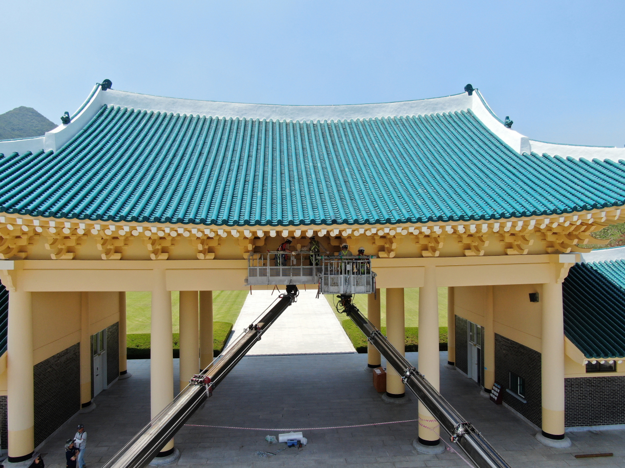 국립대전현충원에 설치됐던 전두환 전 대통령 친필 현판이 29일 오후 철거되고 있다.[연합]