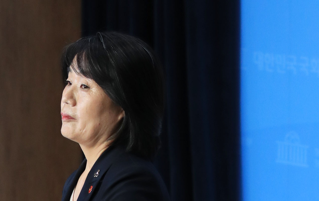 윤미향 더불어민주당 의원이 지난 29일 오후 국회 소통관에서 일본군성노예제문제해결을위한정의기억연정의기억연대(정의연) 활동 기간에 불거진 각종 의혹에 대한 기자회견을 열고 잠시 생각에 잠겨 있다. [연합]