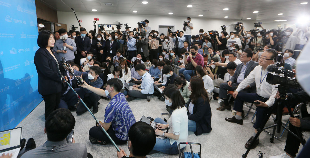 윤미향 더불어민주당 당선인이 29일 오후 국회 소통관에서 기자회견을 열고 정의기억연대 활동 당시 회계 부정 등 각종 의혹에 대한 입장을 밝힌 후 취재진의 질문에 답하고 있다. [연합]