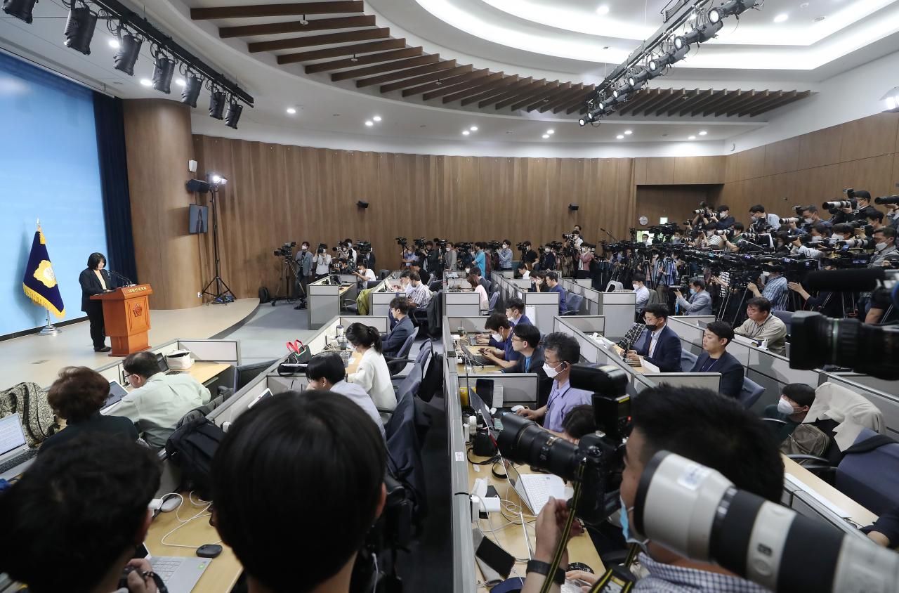 29일 오후 여의도 국회 소통관에 모인 기자들이 더불어민주당 윤미향 당선인의 기자회견을 취재하고 있다. 연합뉴스