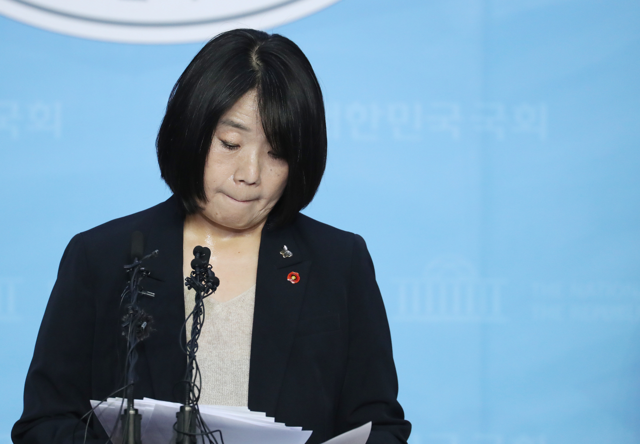 Lawmaker-elect Yoon Mi-hyang holds a press conference at the National Assembly on Friday. Yonhap