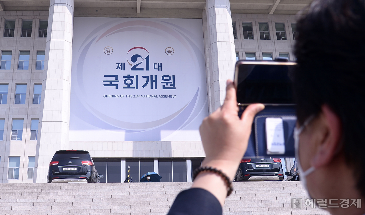 [헤럴드경제=이상섭 기자] 제 21대 국회 개원을 앞둔 29일 오전 국회 본청에 '제 21대 국회 개원을 축하는 대형현수막'이 걸려있다. babtong@heraldcorp.com