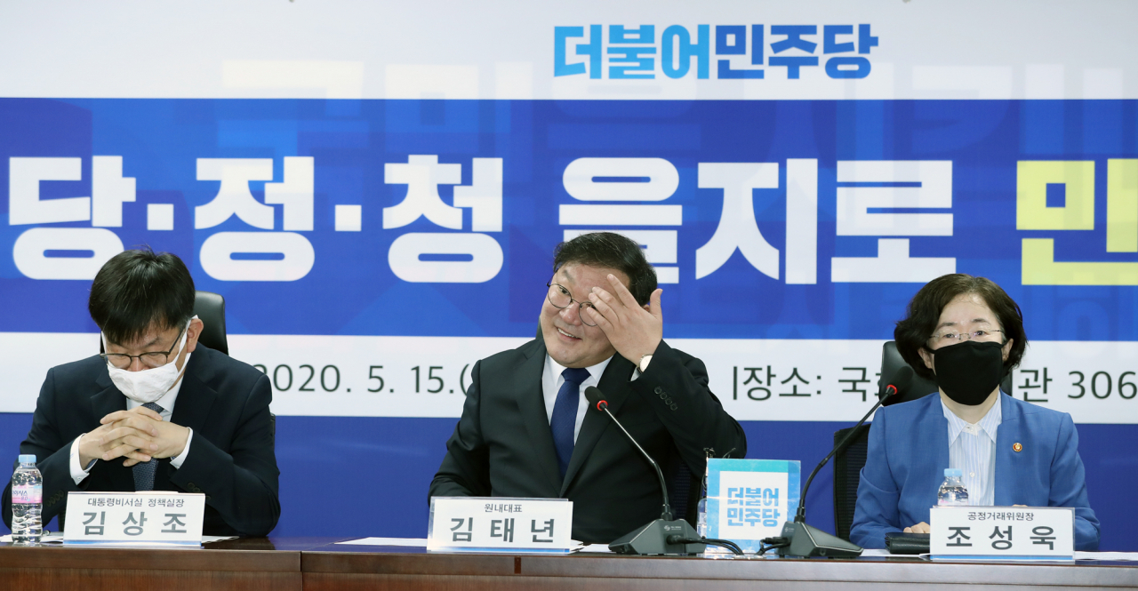 김태년 더불어민주당 원내대표와 김상조 청와대 정책실장(왼쪽), 조성욱 공정거래위원장이 15일 오전 서울 여의도 국회 의원회관에서 열린 제7차 당·정·청 을지로 민생현안회의에 참석하고 있다. [연합]