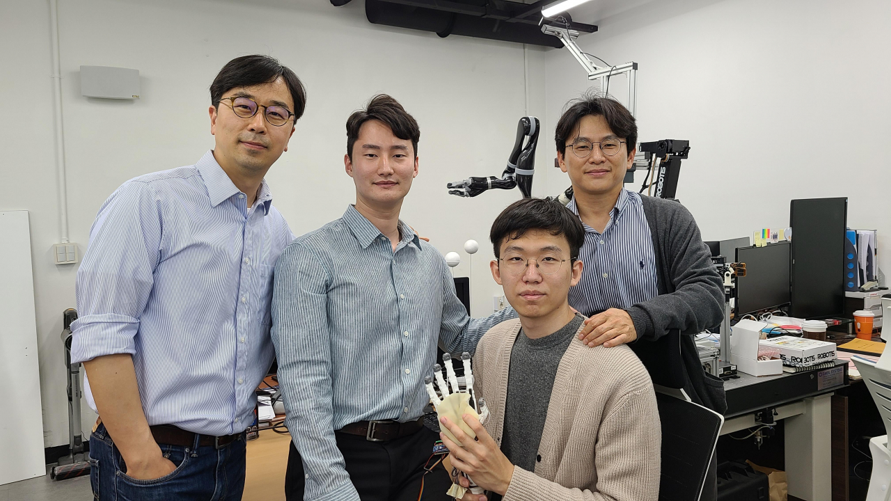 로봇 손 인공피부를 개발한 KAIST 박형순, 김택수 교수 연구팀.[KAIST 제공]
