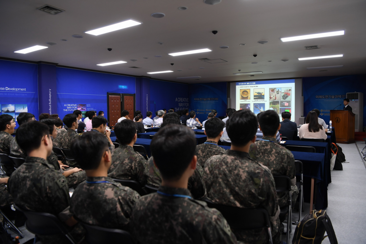 과학기술전문사관들이 국방과학연구소(ADD)에서 미래도전기술 관련 발표를 경청하고 있다.[ADD 제공]