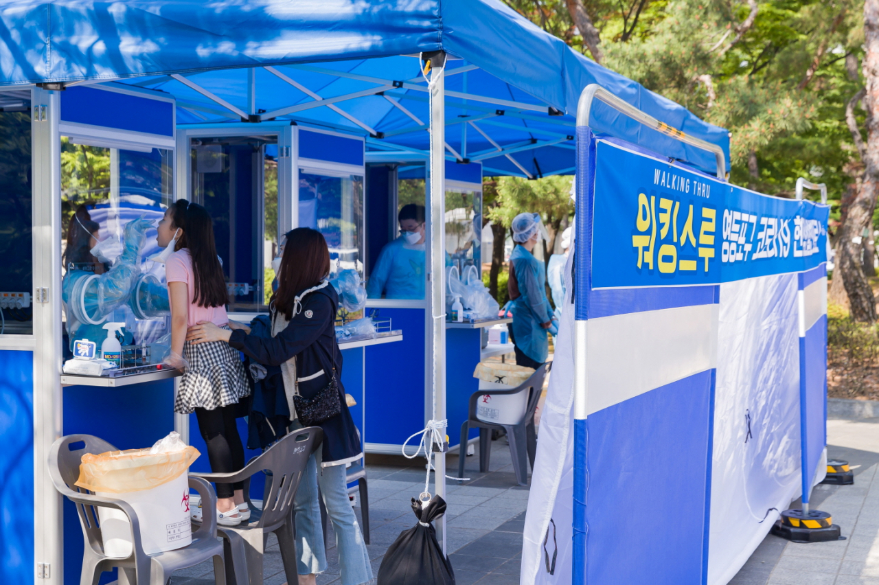 30일 여의도 앙카라공원에 설치한 워킹스루 선별진료소에서 검사를 받고 있는 시민들. [영등포구 제공]