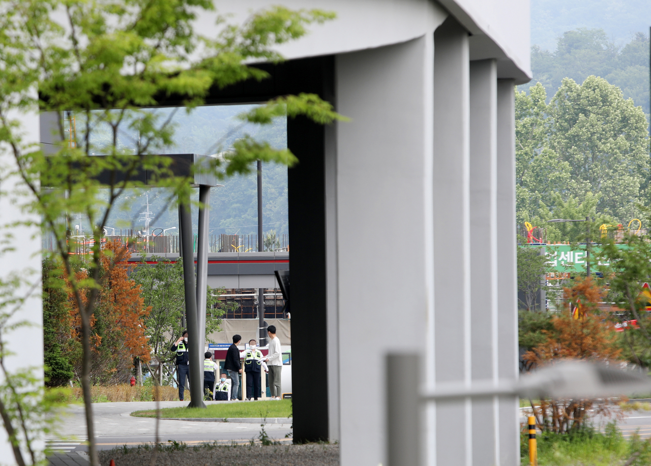 28일 경기도 고양시 덕양구 원흥동 쿠팡 고양 물류센터 입구에서 보안 요원들과 시 공무원들이 분주하게 움직이고 있다. 고양시는 이 센터 직원 500여 명 명단을 확보해 이날 오후 2시부터 전수검사에 들어갔다. [연합]