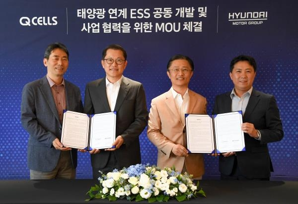 현대차그룹과 한화큐셀은 29일 서울 중구 한화그룹 본사 사옥에서 '태양광 연계 에너지저장장치(ESS) 공동 개발 및 사업 협력'을 위한 업무 협약을 체결했다고 31일 밝혔다. 사진 왼쪽부터 현대차그룹 오재혁 상무, 한화큐셀 김희철 사장, 현대차그룹 지영조 사장, 한화큐셀 홍정권 상무가 기념 촬영을 하고 있다. [사진=현대차그룹 제공]
