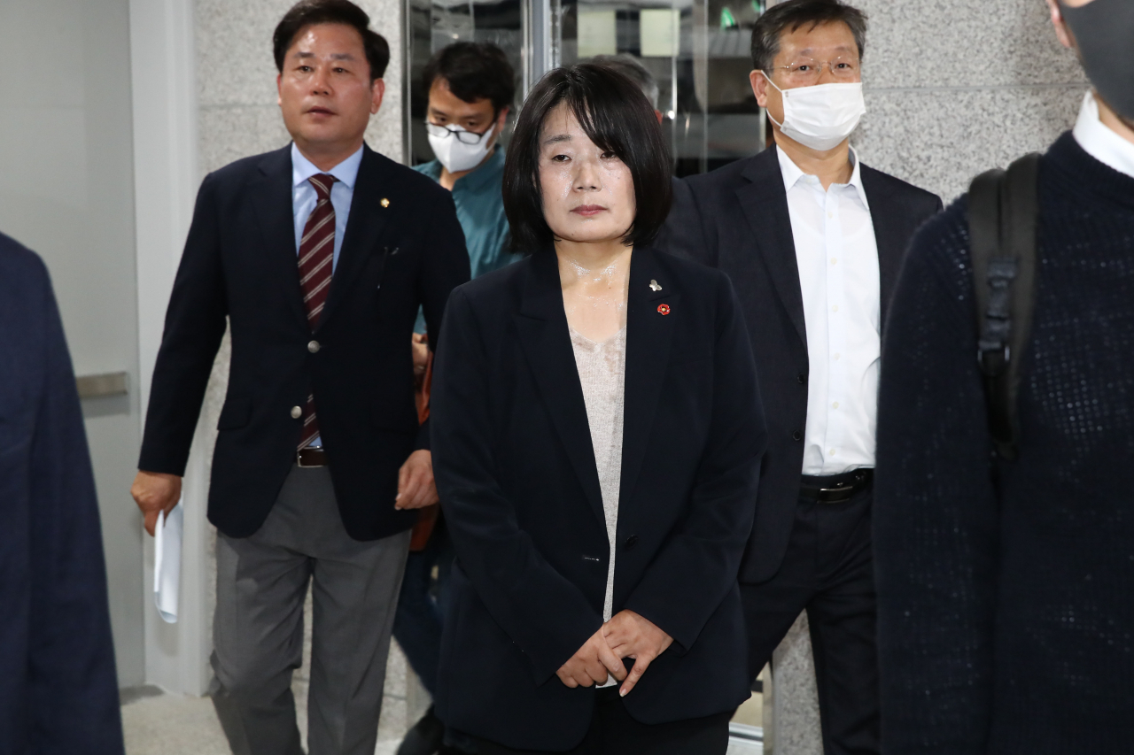 북한은 연일 선전매체를 내세워 윤미향 더불어민주당 의원의 일본군 위안부 피해자 후원금 유용 의혹 등에 대해 남측 보수진영의 광란적인 정치공세라는 식으로 비판하고 있다. 윤 의원이 지난달 29일 국회에서 기자회견을 가진 뒤 이동하는고 있다. [연합]