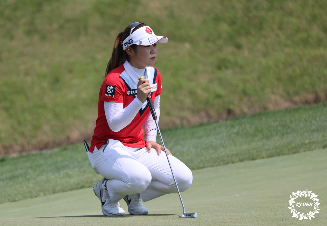 이소영이 2번홀 그린을 살펴보고 있다./KLPGA 제공