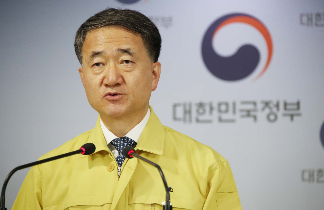 박능후 중앙재난안전대책본부 1차장(보건복지부 장관)이 31일 정부서울청사에서 열린 신종 코로나바이러스 감염증(코로나19) 대응 중대본 회의 결과를 브리핑하고 있다. [연합뉴스]