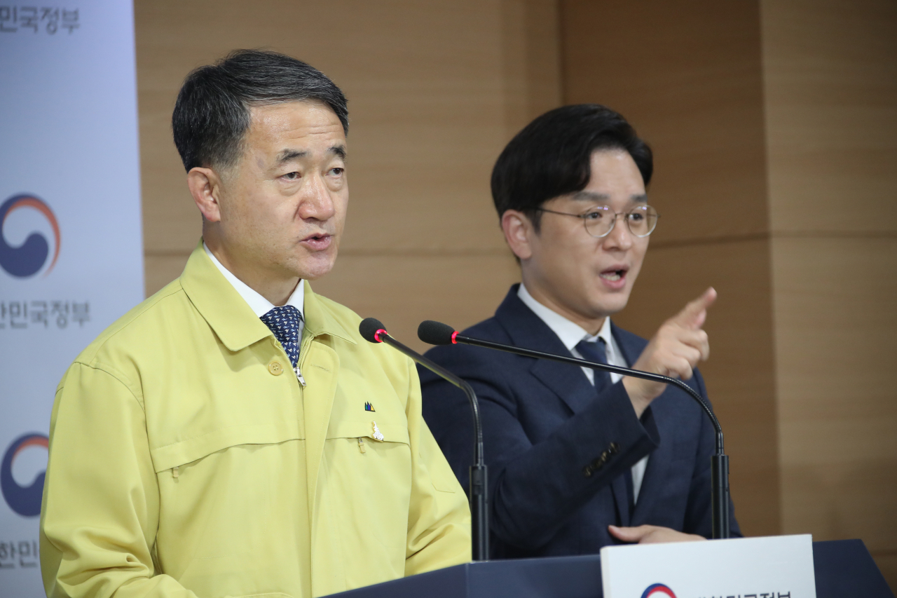 박능후 중앙재난안전대책본부 1차장(보건복지부 장관)이 31일 정부서울청사에서 열린 신종 코로나바이러스 감염증(코로나19) 대응 중대본 회의 결과를 브리핑하고 있다. [연합뉴스]