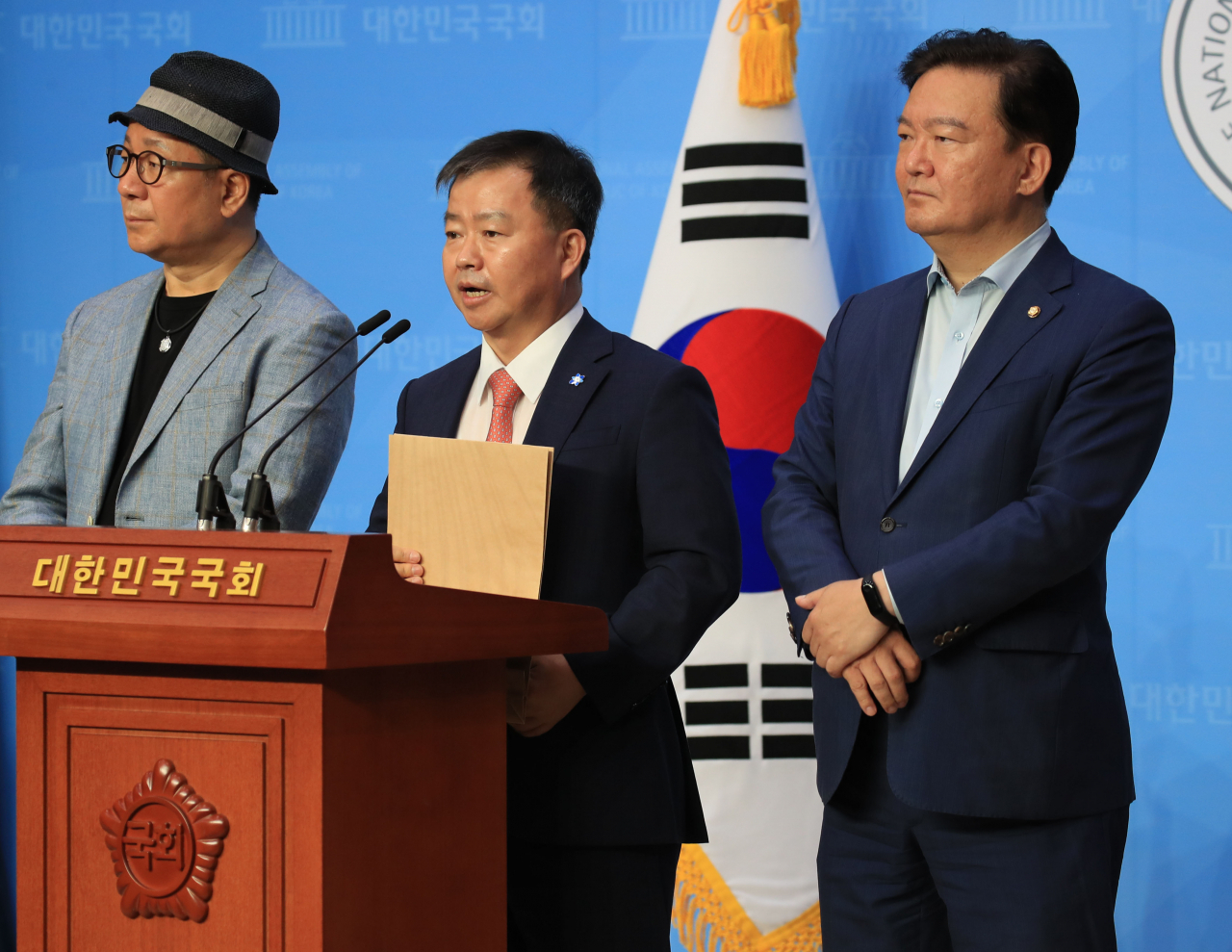 민경욱 당시 미래통합당 의원이 28일 오전 서울 여의도 국회 소통관에서 구리시 투표지 6장 탈취 사건과 관련해 기자회견을 하고 있다. 왼쪽부터 시사평론가 이봉규, 김기수 변호사, 민 의원. [연합]
