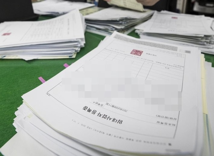 등록임대주택의 공적 의무 이행에 대한 대대적인 점검이 내달 이뤄질 예정인 가운데, 임대 사업자들을 중심으로 임대료 인상 기준을 두고 논란이 제기되고 있다. 사진은 서울 마포구청 주택과에 놓여 있는 임대사업자 등록증의 모습. [연합]