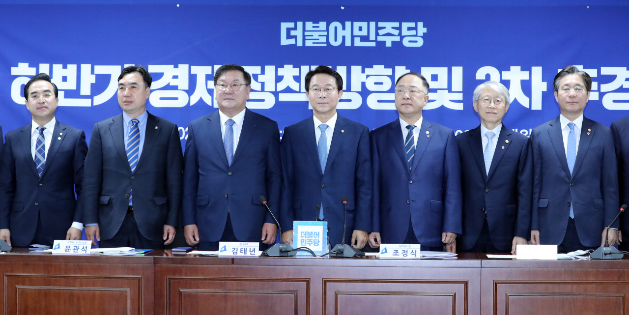 김태년 더불어민주당 원내대표(왼쪽 세번째)와 홍남기 경제부총리 겸 기획재정부 장관(왼쪽 다섯번째) 등이 1일 오전 서울 여의도 국회 의원회관에서 열린 2020하반기 경제정책방향 및 3차 추경 당정협의에 참석해 기념촬영을 하고 있다. [연합]