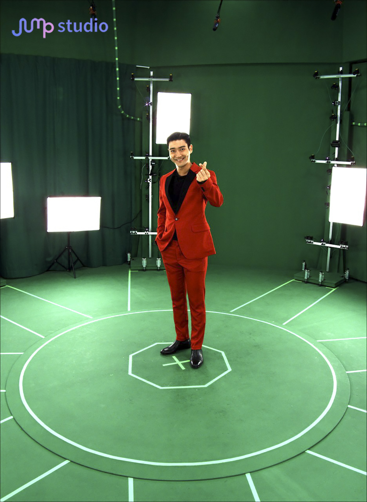 슈퍼주니어 멤버 최시원 씨가 SK텔레콤 점프스튜디오에서 3D 혼합현실 이미지를 촬영하며 포즈를 취하고 있다. SK텔레콤은 점프스튜디오에서 최시원 씨를 106대의 카메라로 1시간 동안 촬영 후 단 하루 만에 3D 혼합현실을 완성했다. [SK텔레콤 제공]