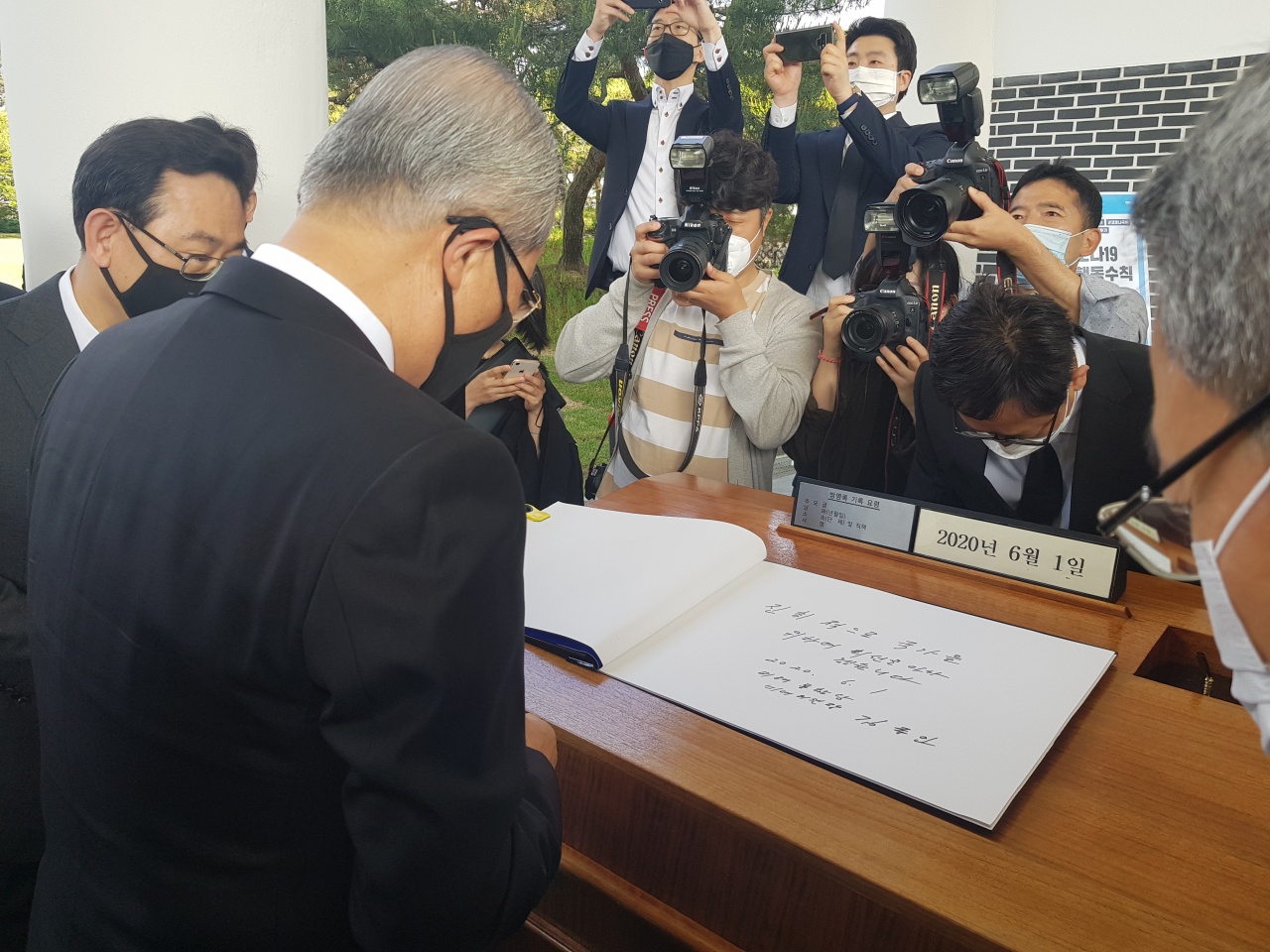 김종인 미래통합당 비상대책위원장이 1일 오전 국립서울현충원을 찾아 방명록을 쓰고 있다. [이원율 기자/yul@heraldcorp.com]
